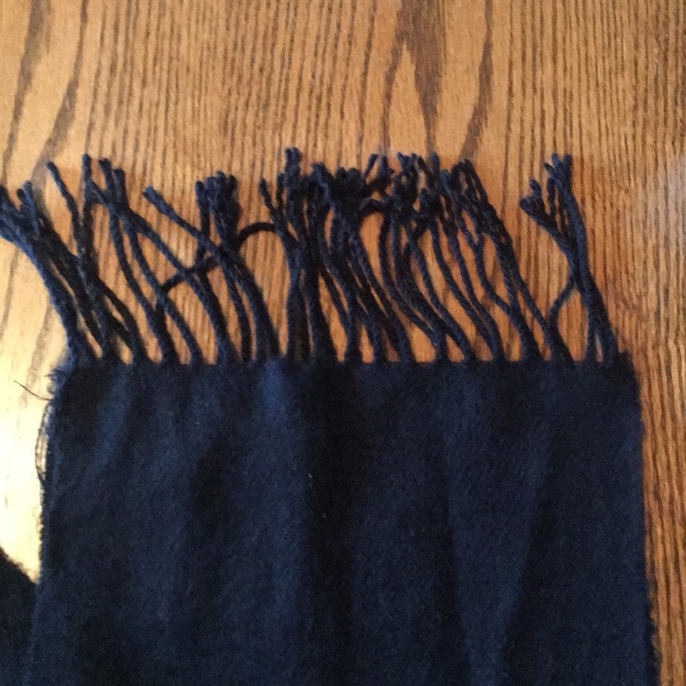 Black Scarf‎ - Picture 2 of 4